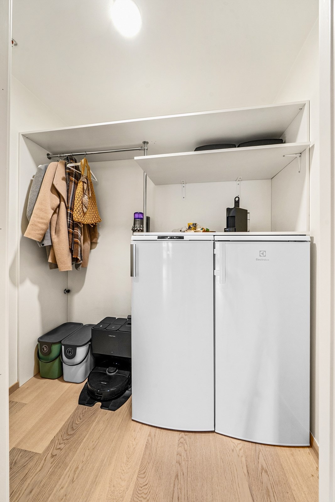 Innvendig bod med god plass til oppbevaring av sko, yttertøy og annet ønskelig. Galleribilde