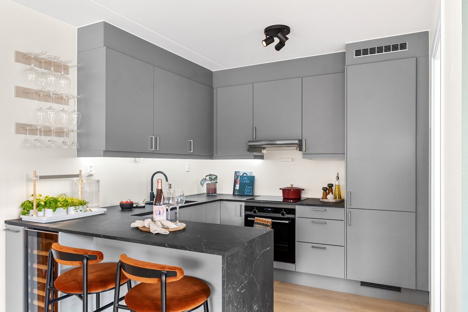 Kjøkkeninnredningen er fra Sigdal og holder en moderne og pen standard. Galleribilde