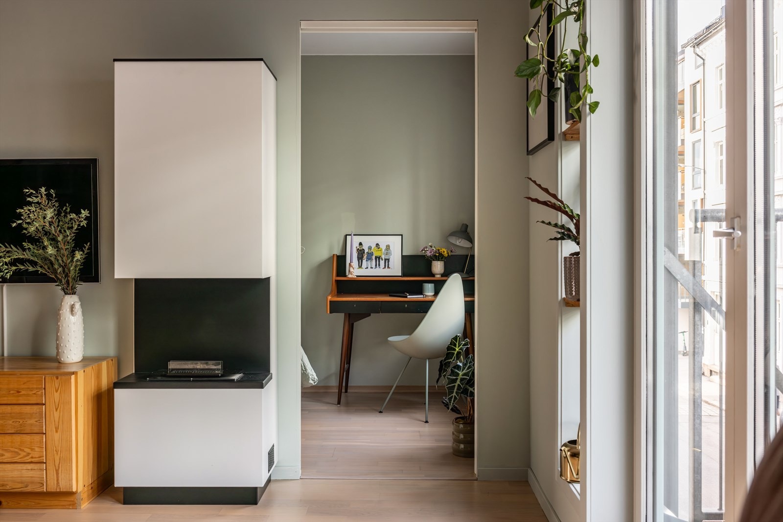 Det ene soverommet ligger i tilknytning til stuen, og kan tas ned dersom man vil ha en større stue- og kjøkkenløsning Galleribilde