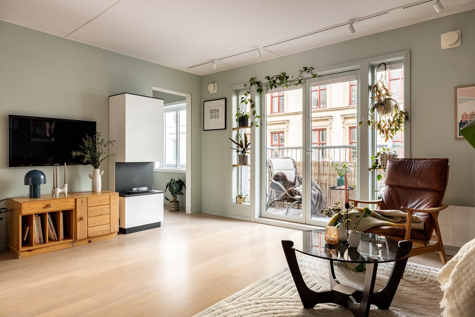 Hyggelig Tenderflame-ildsted i stuen avgir både varme og en hyggelig stemning i vinterhalvåret. Galleribilde