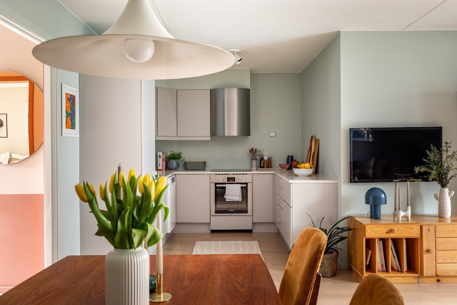 Her får du en pen og moderne 4-roms malt i delikate farger, pent parkettgulv og store vindusflater Galleribilde