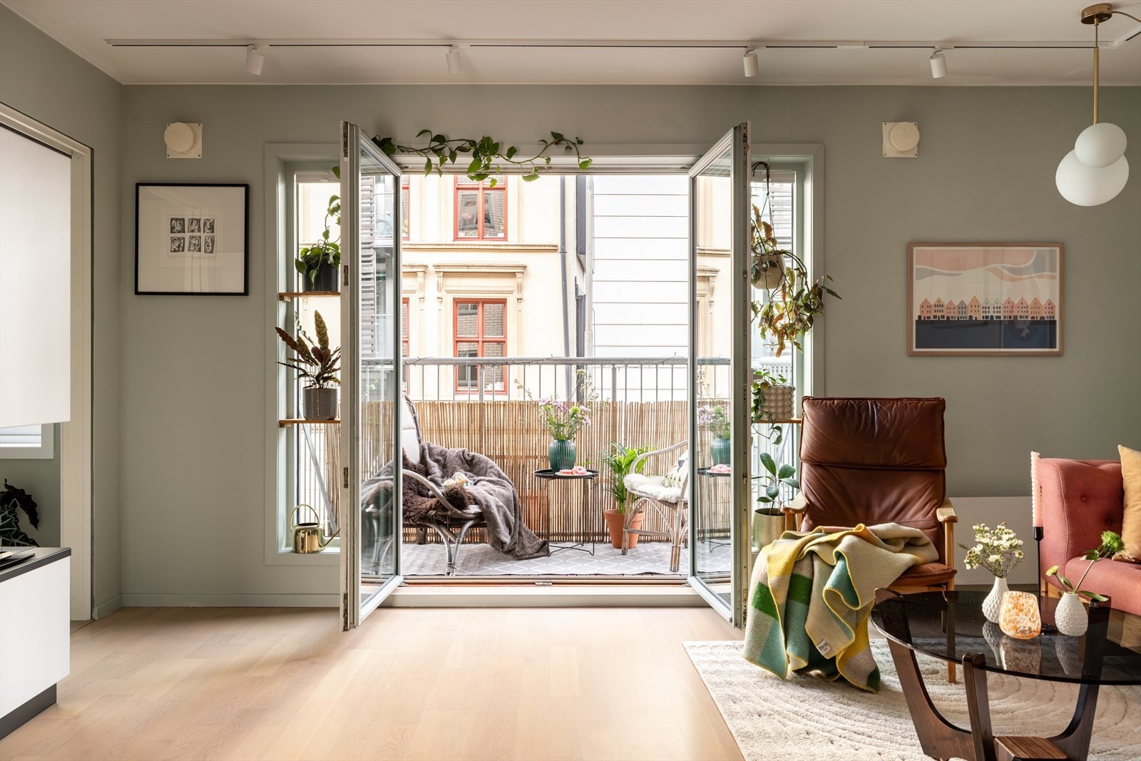 Doble fløydører til balkong som gjør at den fungerer som en forlengelse av stuen om sommeren. Galleribilde