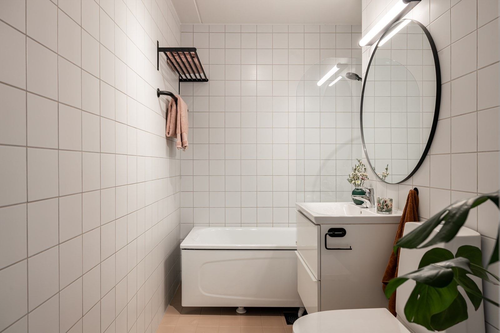 Flislagt bad med opplegg for vaskemaskin og elektrisk gulvvarme Galleribilde