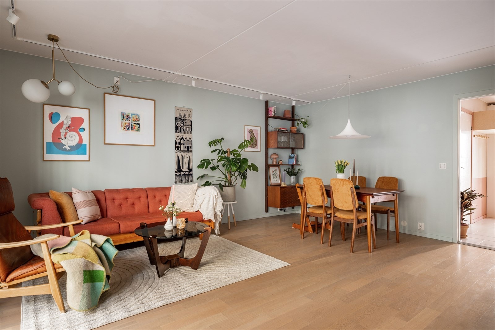 Stuen har gode innredningsmuligheter med plass til det man måtte ønske Galleribilde