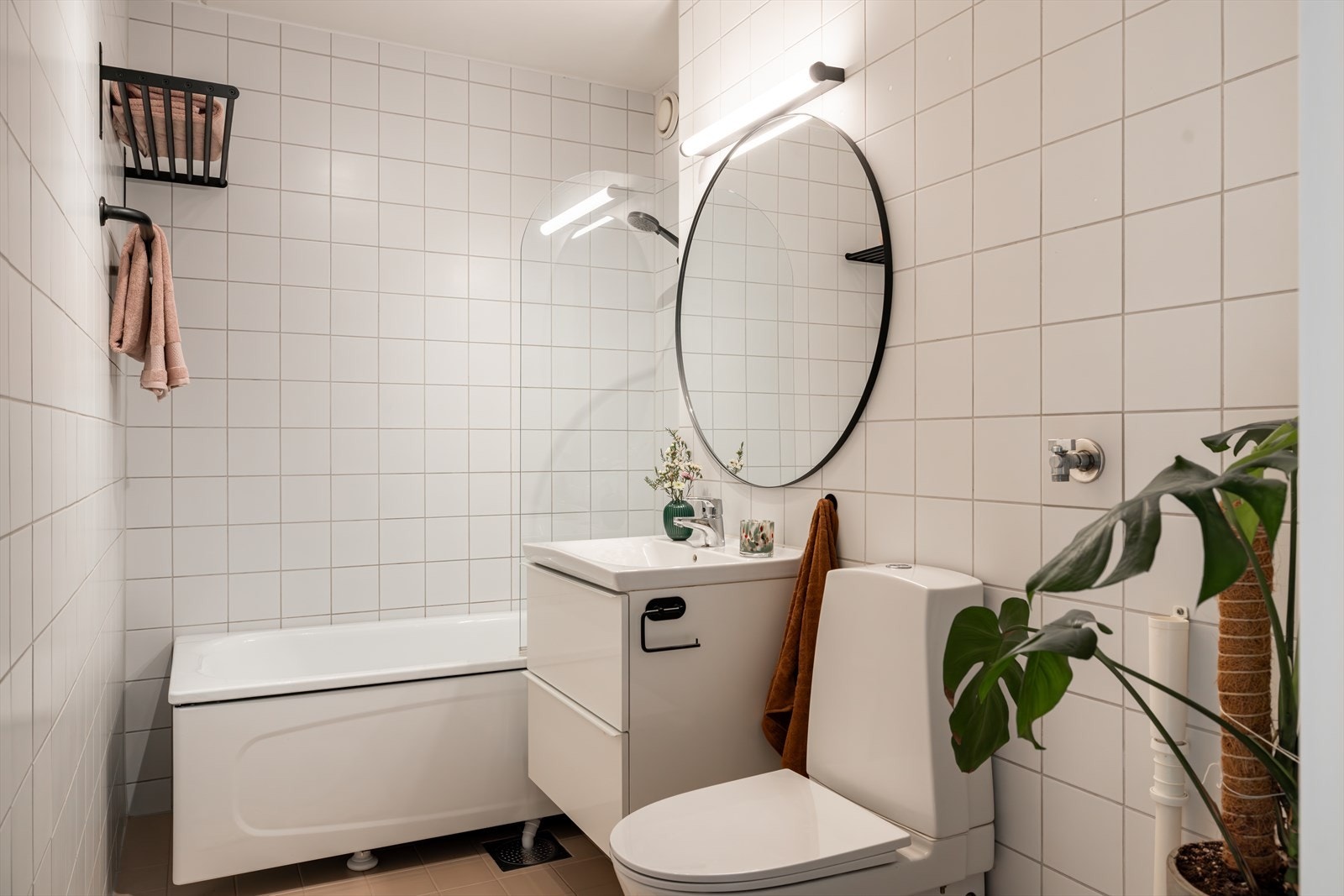 Videre finner du servant med underskap, speil, gulvmontert toalett (nytt i 2025) og badekar med dusjnisje. Galleribilde