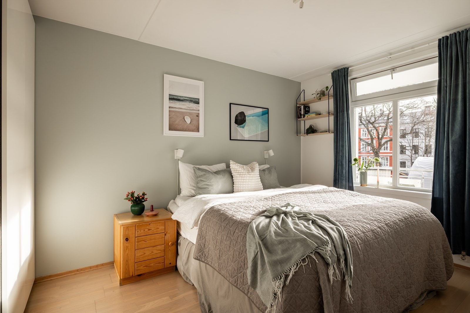 Hovedsoverommet har god plass til dobbeltseng og nattbord. Galleribilde