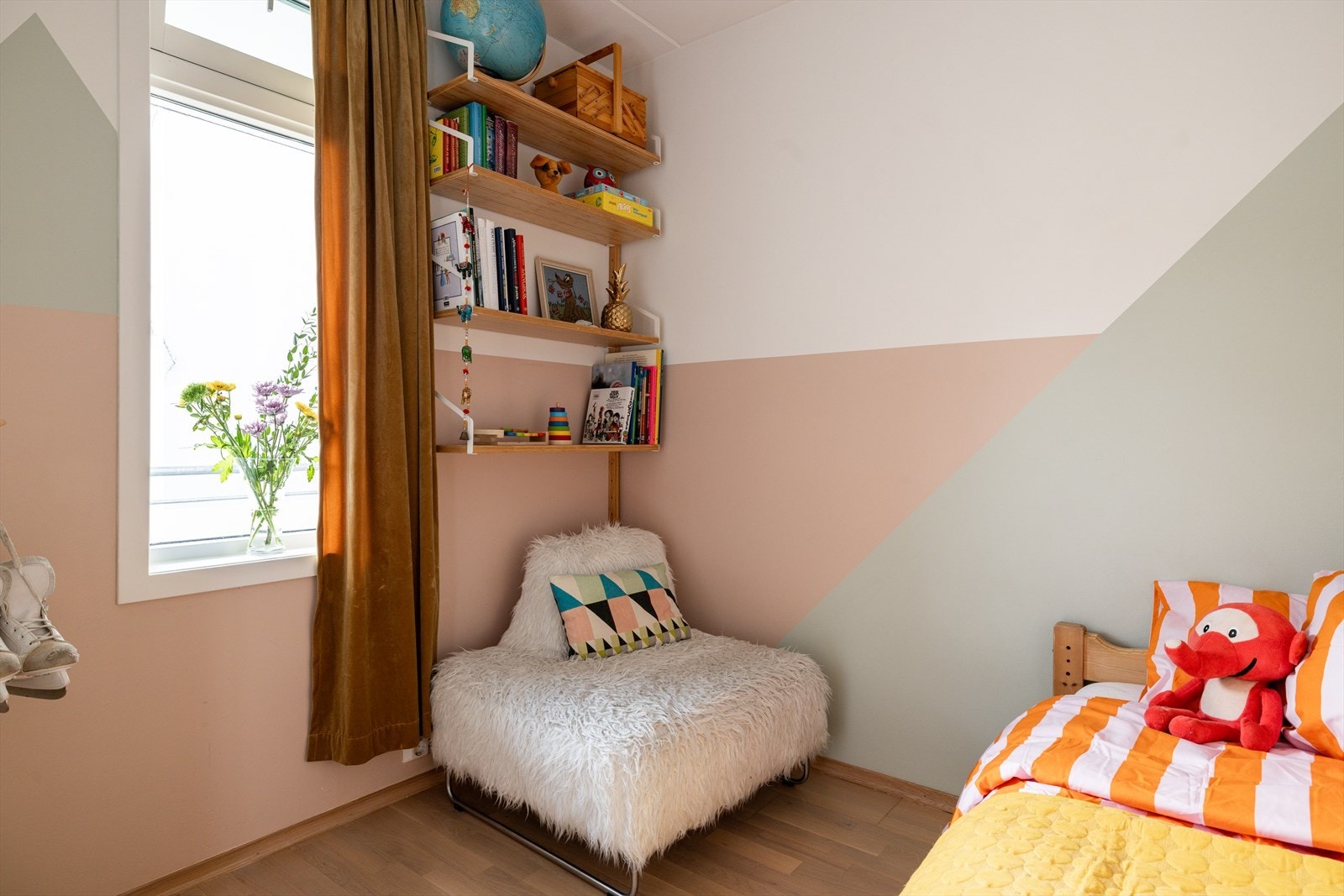 Rommet er lyst og hyggelig, og passer perfekt til både hvile og lek. Galleribilde