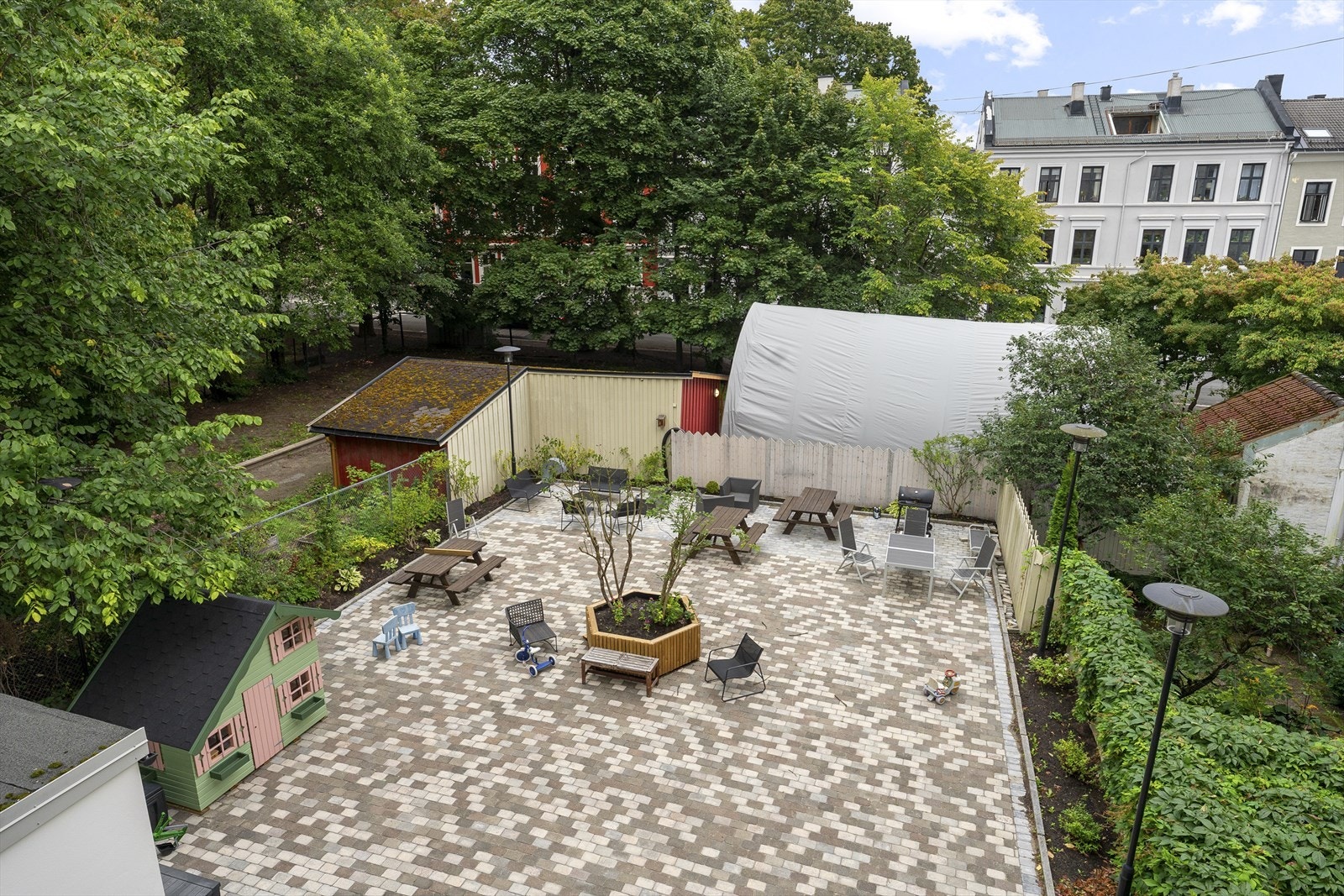 Utsikt over bakgården Galleribilde