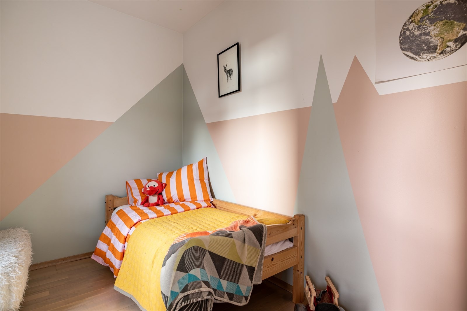 Lekent og innbydende soverom med kreativ veggdekor og lune farger. Galleribilde