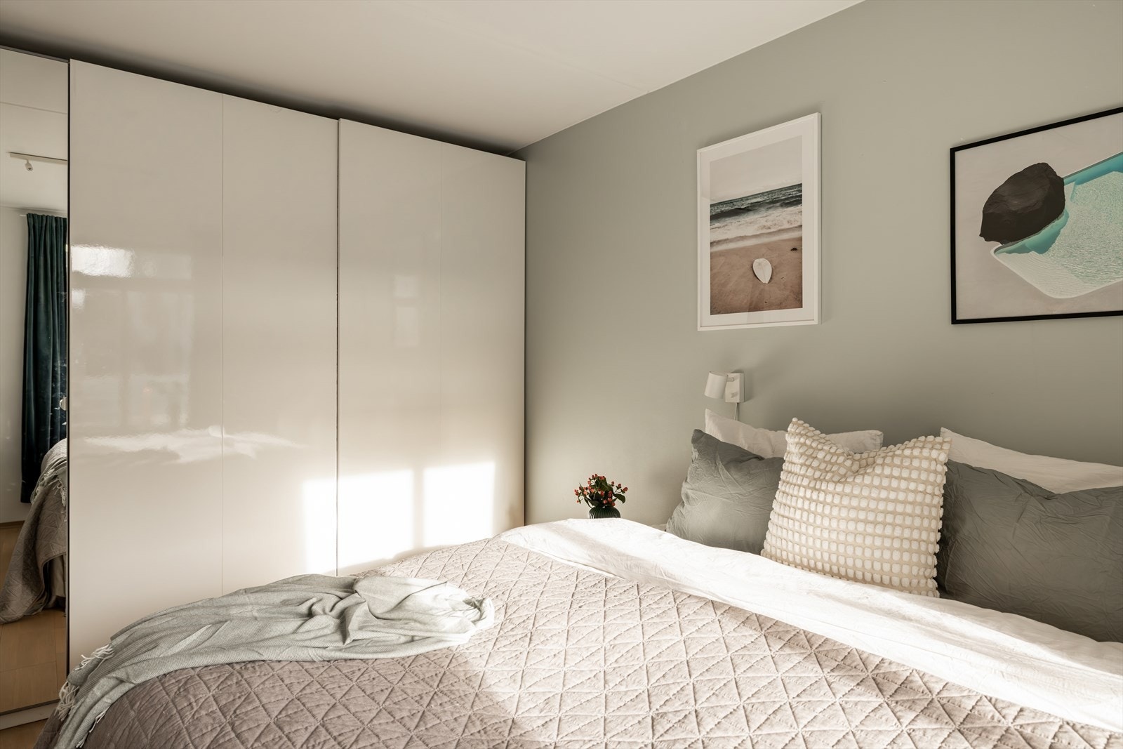 Praktisk garderobeløsning med store skap som gir rikelig med oppbevaringsplass. Den speilbelagte døren tilfører rommet ekstra lys og dybde. Galleribilde