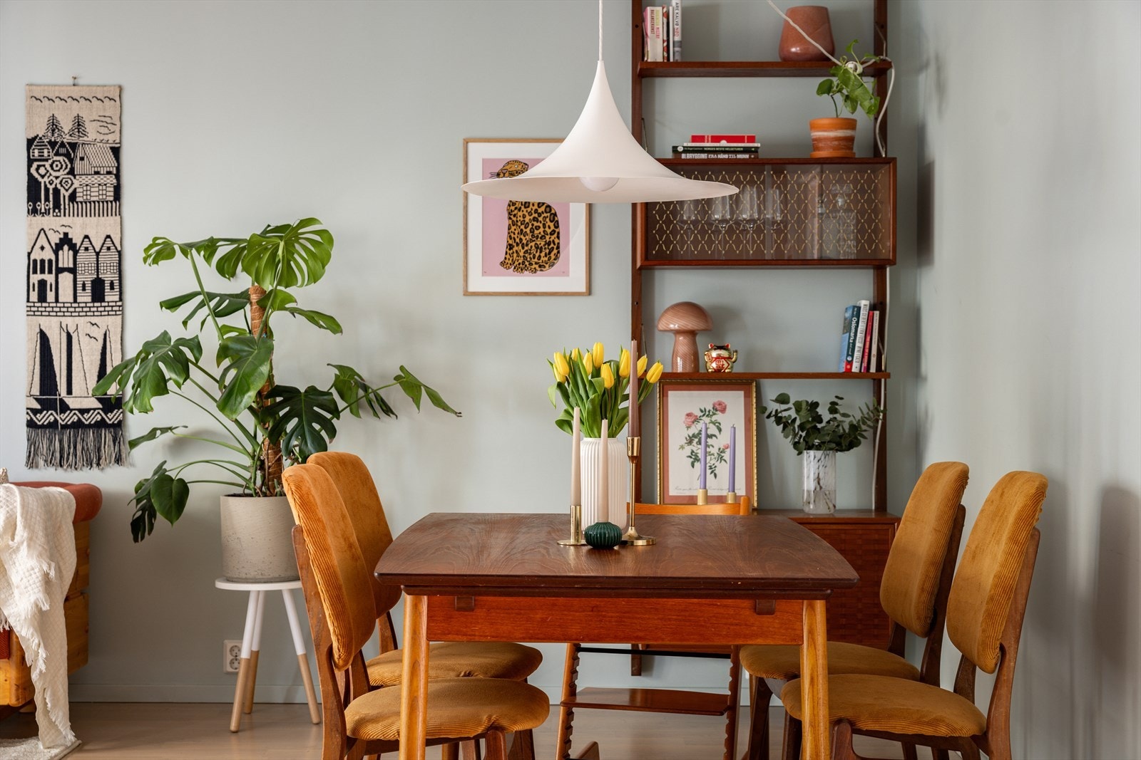 Koselig spiseplass med en lun og innbydende atmosfære. Perfekt for hyggelige måltider med venner og familie! Galleribilde