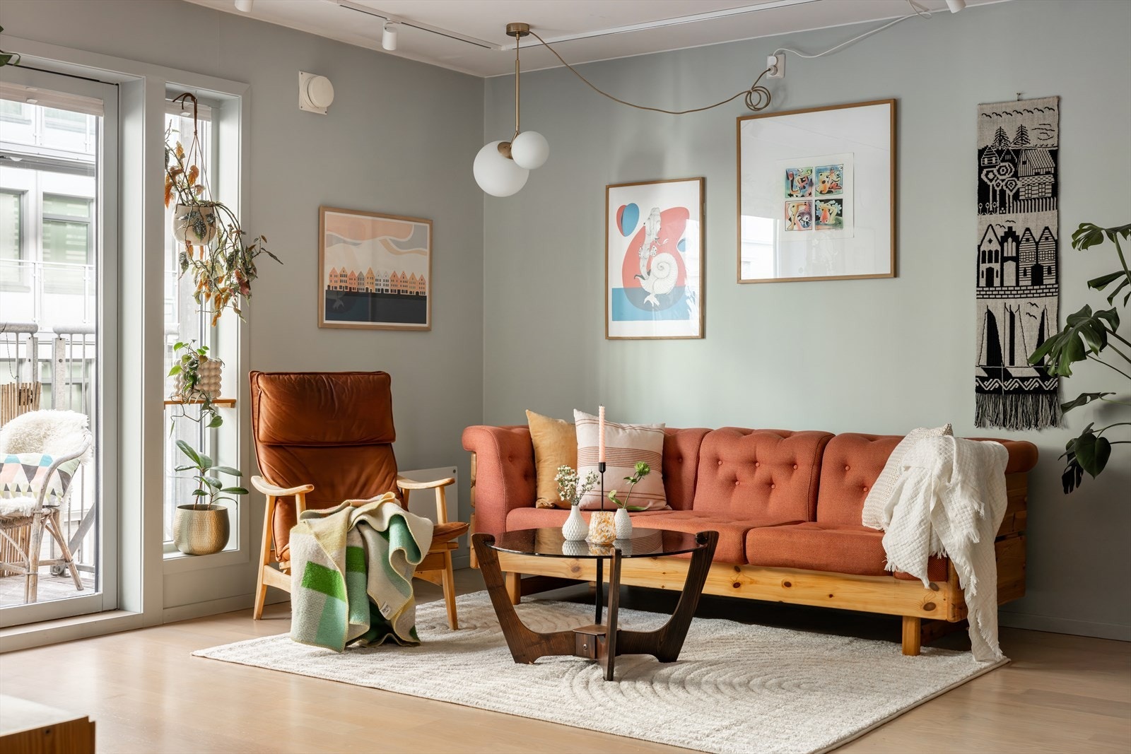 Innbydende stue med delikate fargetoner og fine lysforhold. Her er det god plass til både avslapning og sosialt samvær. Galleribilde