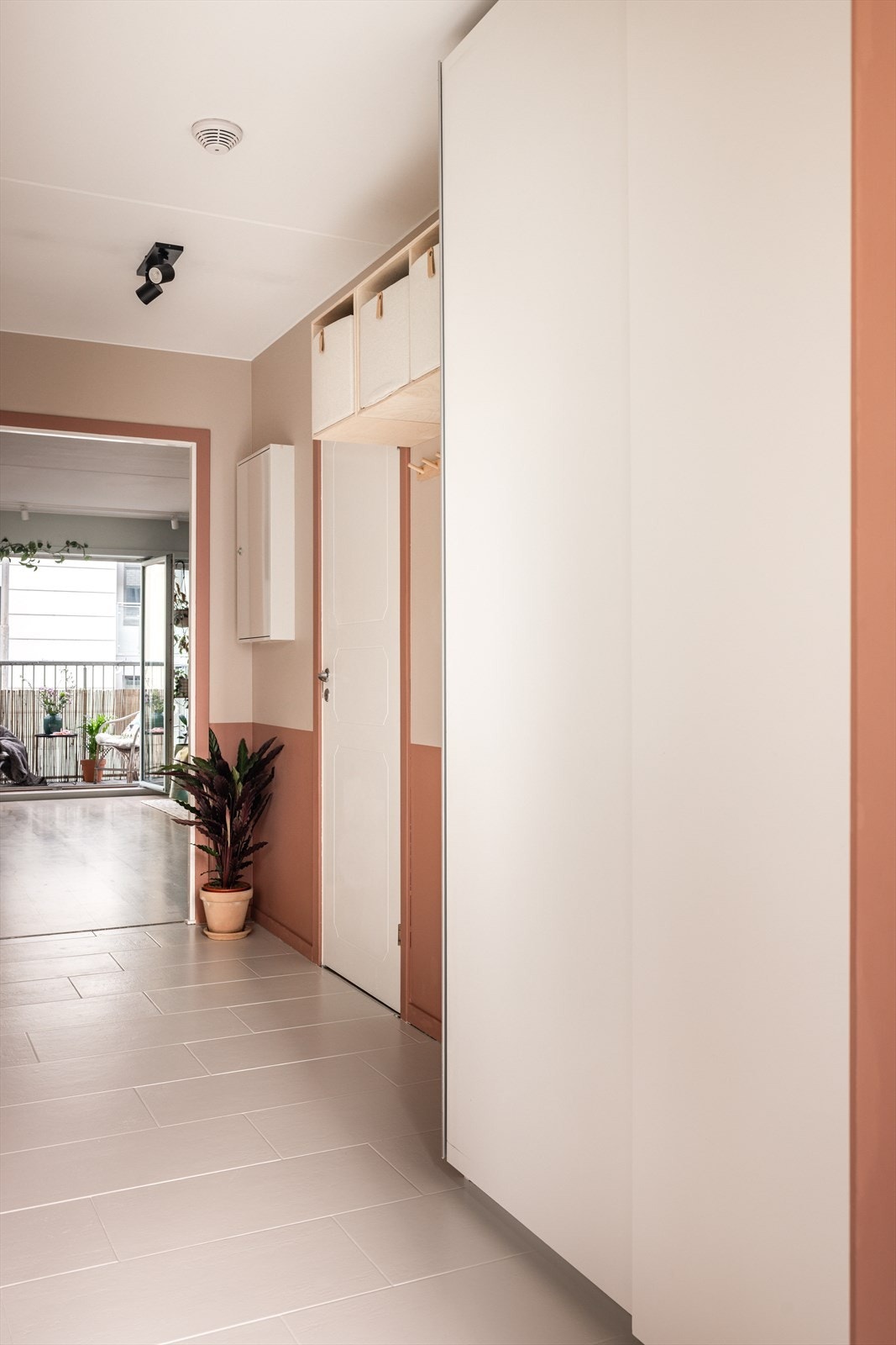 Praktisk garderobeskap i entréen med skyvedører som utnytter plassen godt. En smart oppbevaringsløsning som bidrar til en ryddig og funksjonell entré. Galleribilde