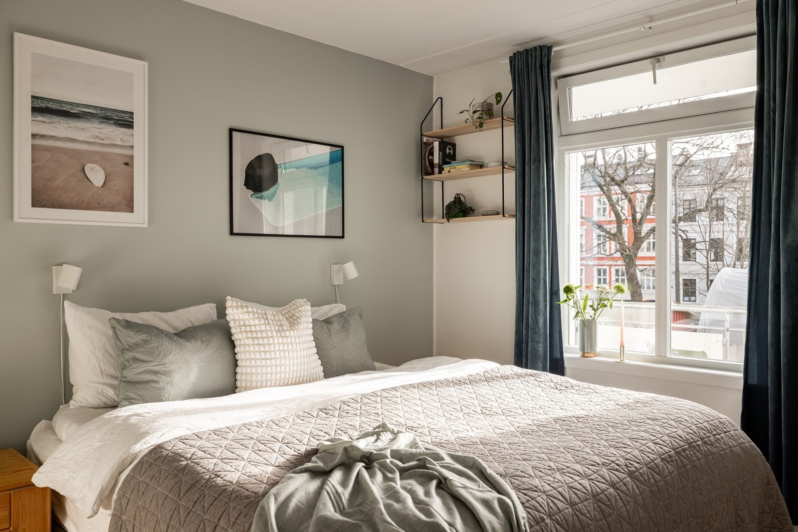 Innbydende hovedsoverom med rolige fargetoner og godt naturlig lys. Den store vindusflaten skaper en luftig atmosfære og gir en hyggelig utsikt mot nærområdet. Galleribilde