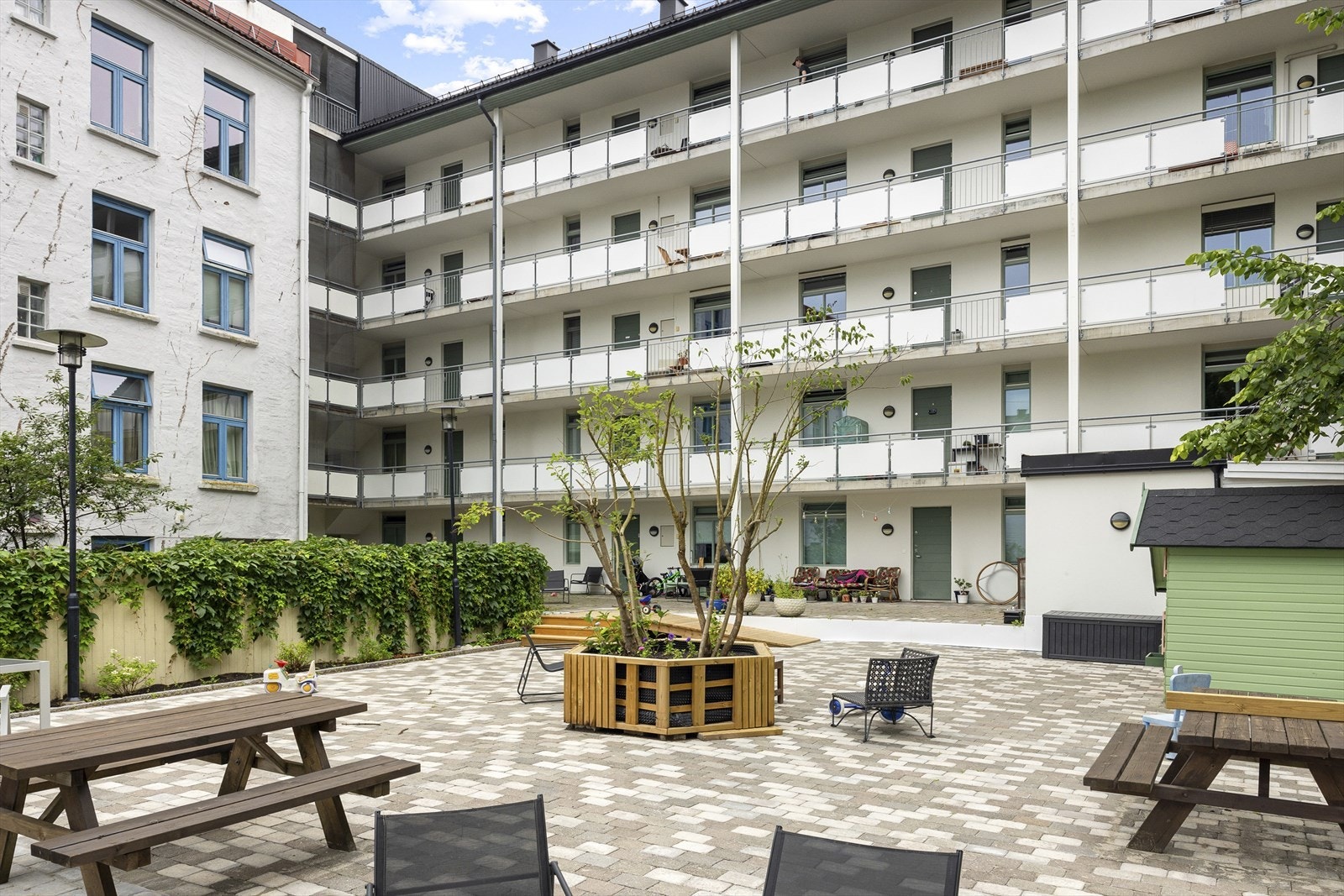 Bakgården er lukket, noe som gir et trygt område for store og små Galleribilde