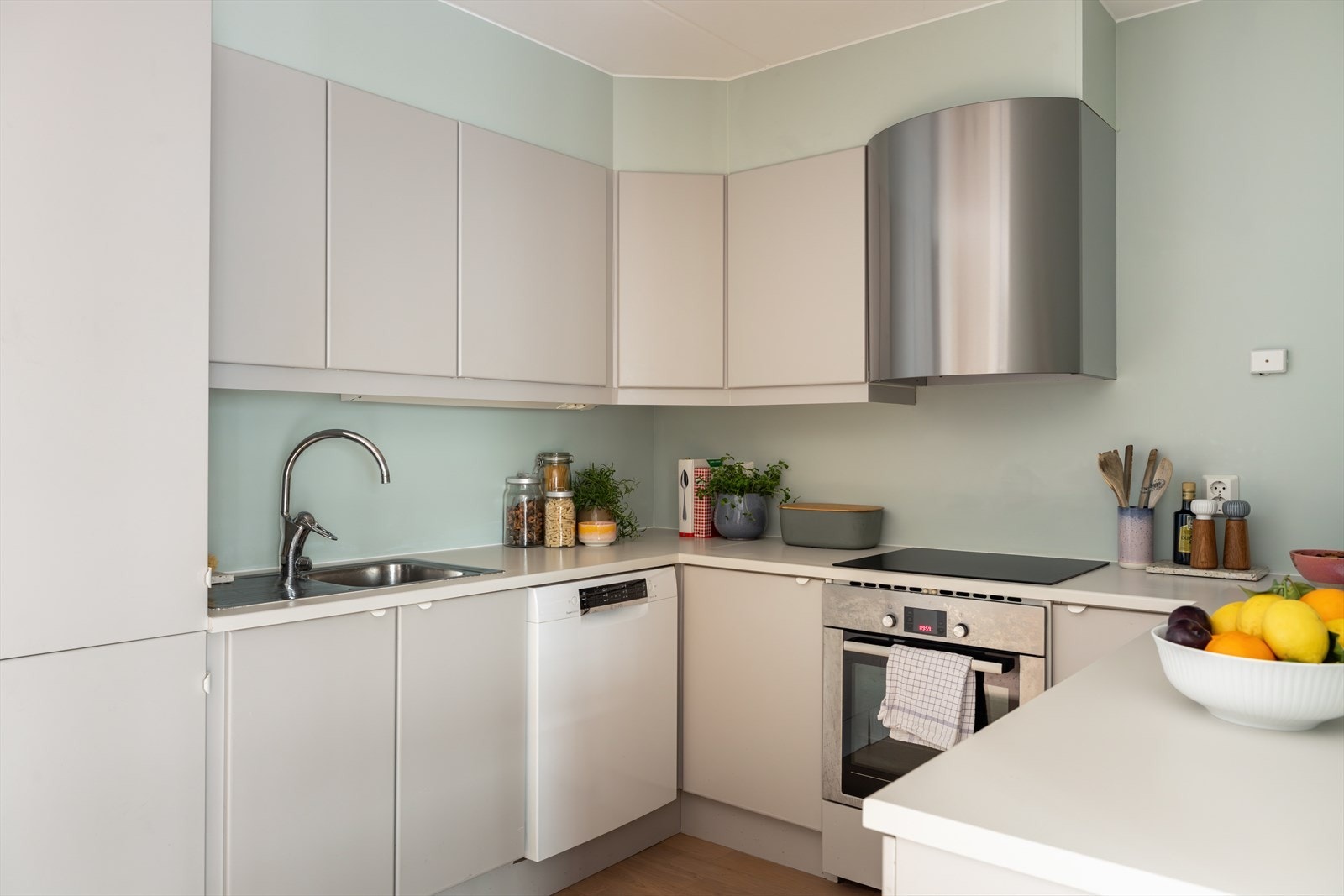 Kjøkkenet er velutstyrt med integrert stekeovn, platetopp, oppvaskmaskin og kombinert kjøle- og fryseskap. Galleribilde