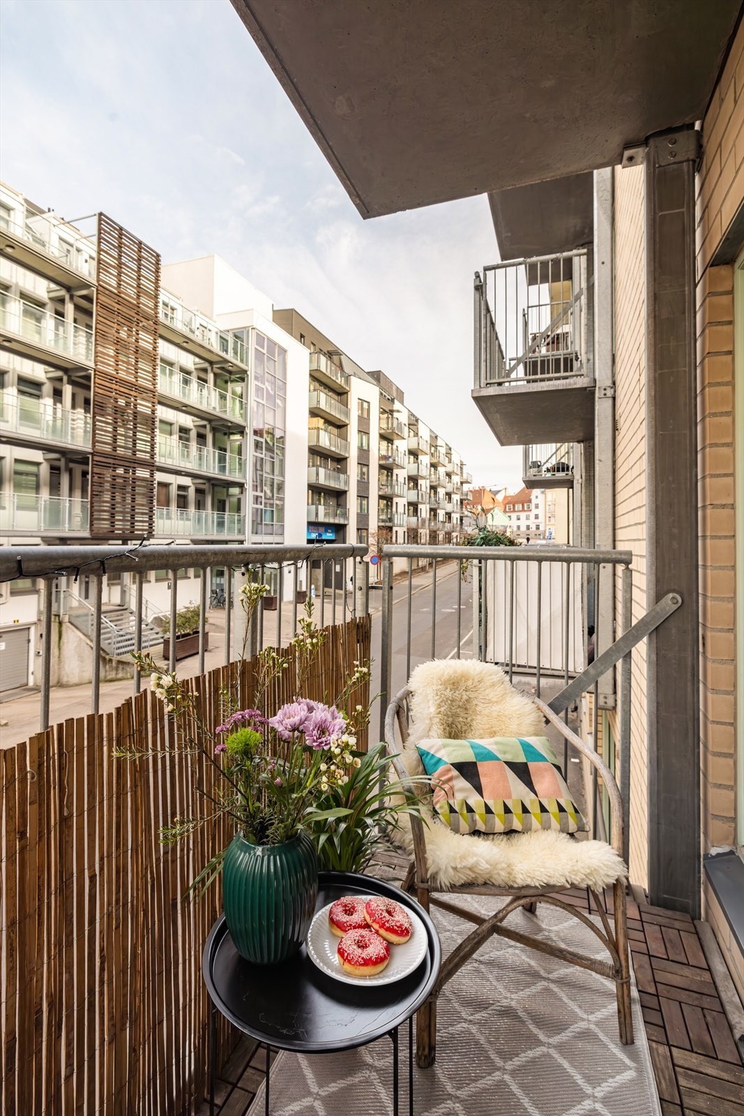 Hyggelig nordvestvendt balkong på 3m² med god plass til møbelement Galleribilde