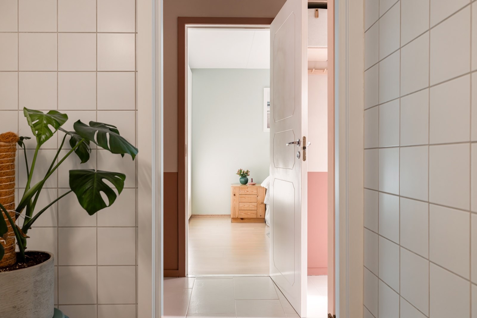 Det er opplegg til vaskemaskin i venstre hjørnet på baderommet Galleribilde