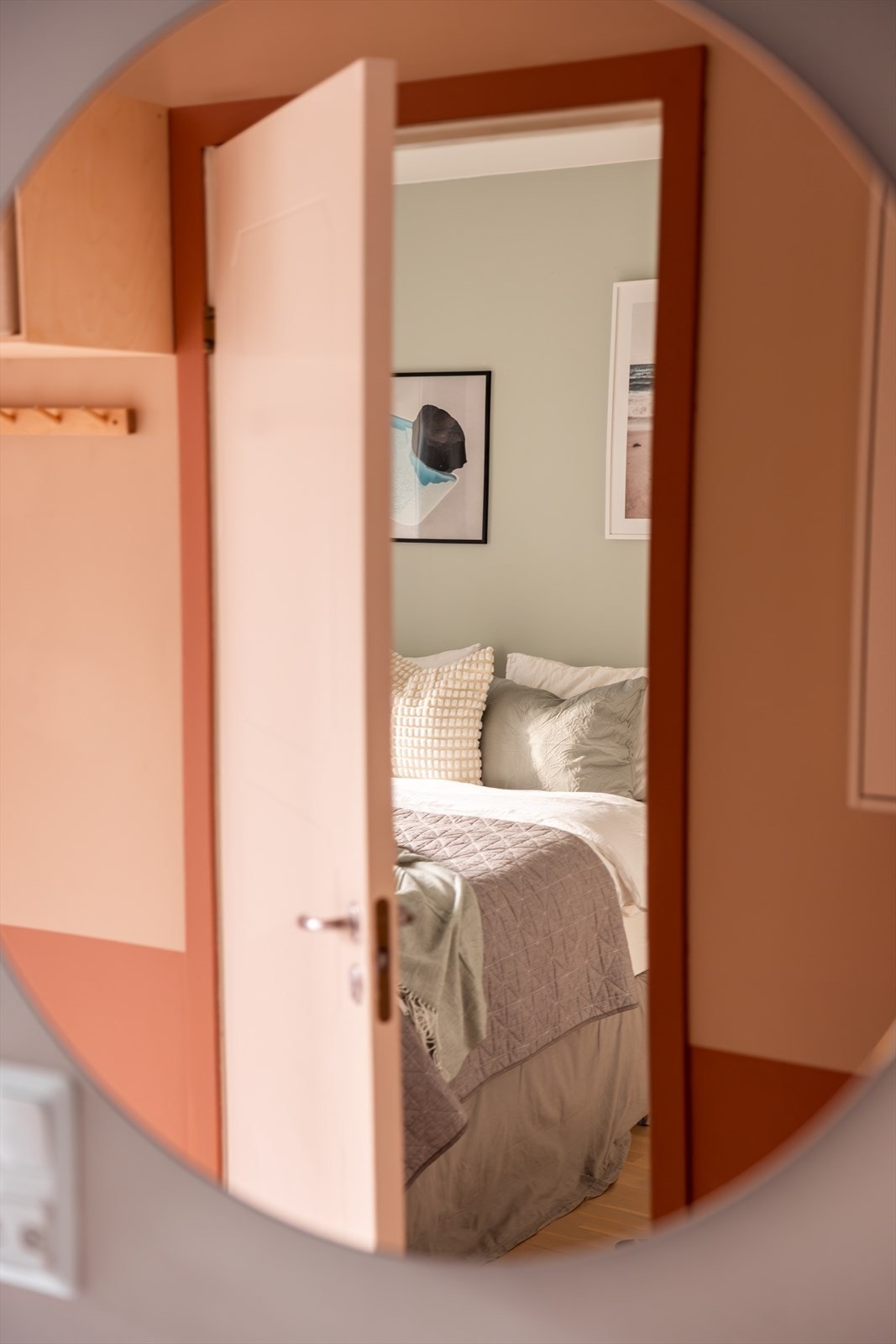 To av soverommene har du adkomst til via gangen Galleribilde