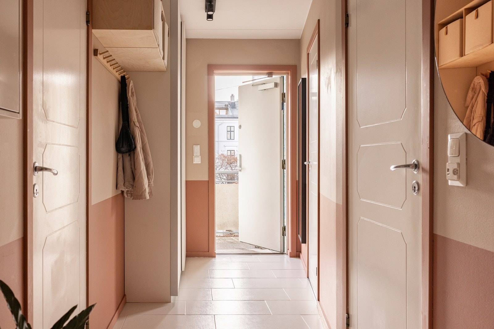 Lyst og innbydende entré med adkomst fra svalgang. Her er det god plass til oppbevaring av jakker og sko. Galleribilde