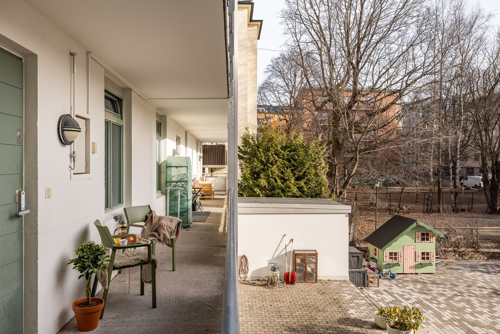 Romslig svalgang med plass til en hyggelig sittegruppe. Her kan du nyte morgenkaffen med utsikt mot det koselige gårdsrommet. Galleribilde