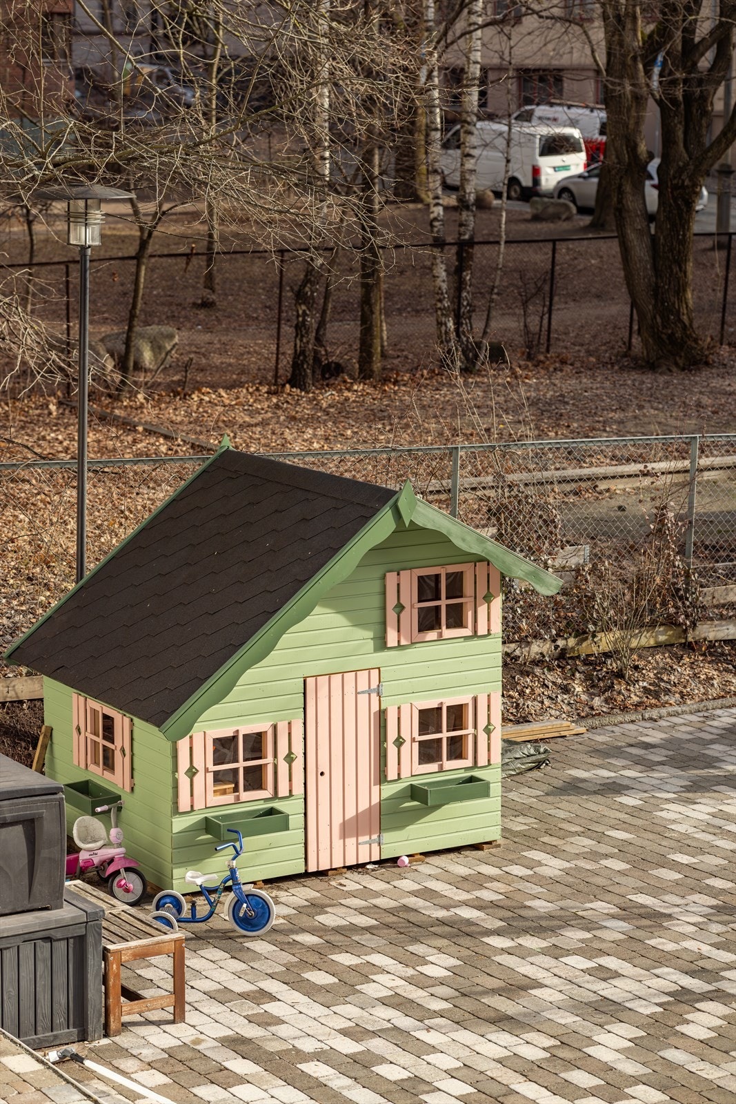 Nydelig bakgård for barn i alle aldre Galleribilde