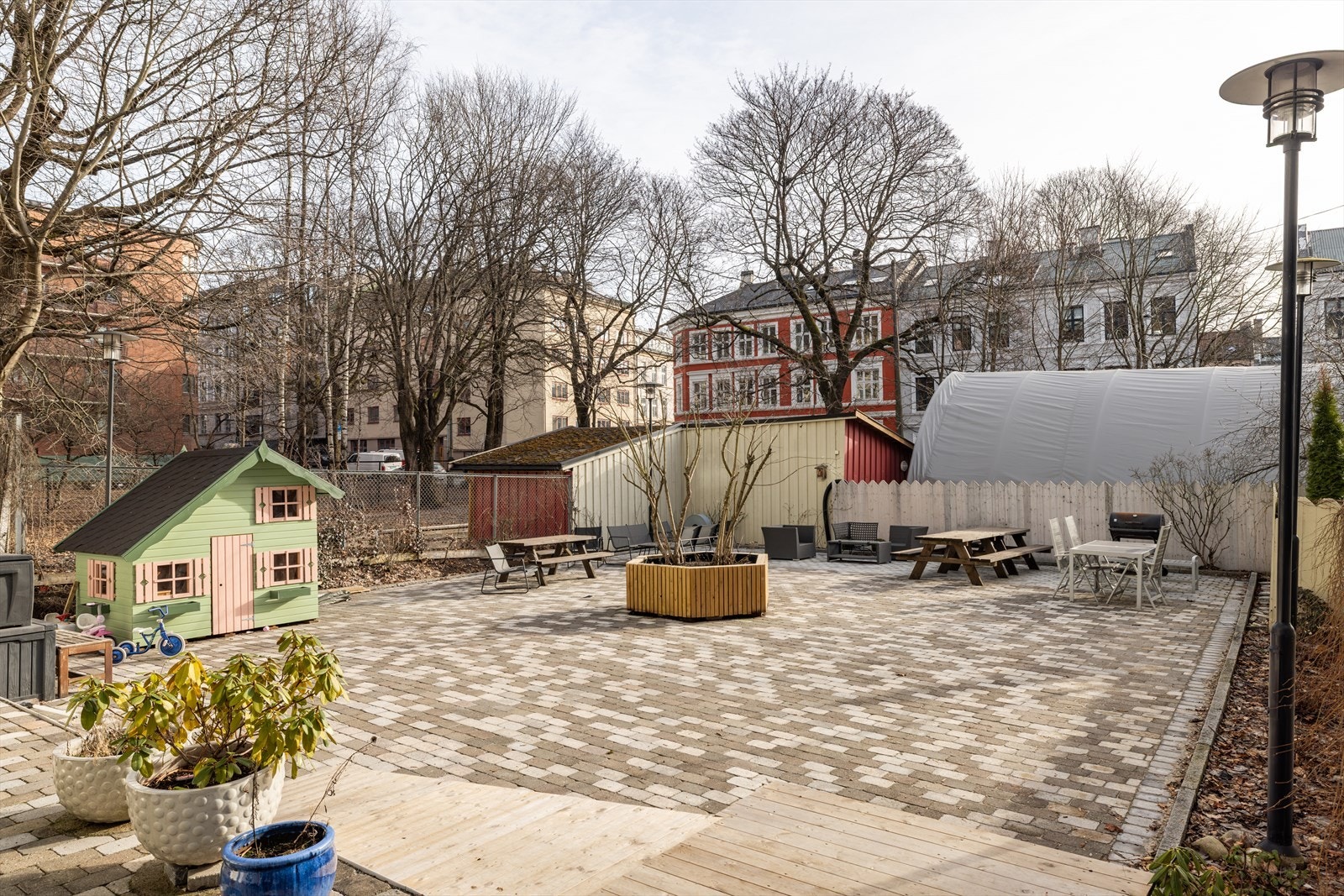 Trivelig bakgård med sittegrupper og lekehus for de minste. Et fint fellesområde hvor naboer kan samles og nyte utendørslivet. Galleribilde