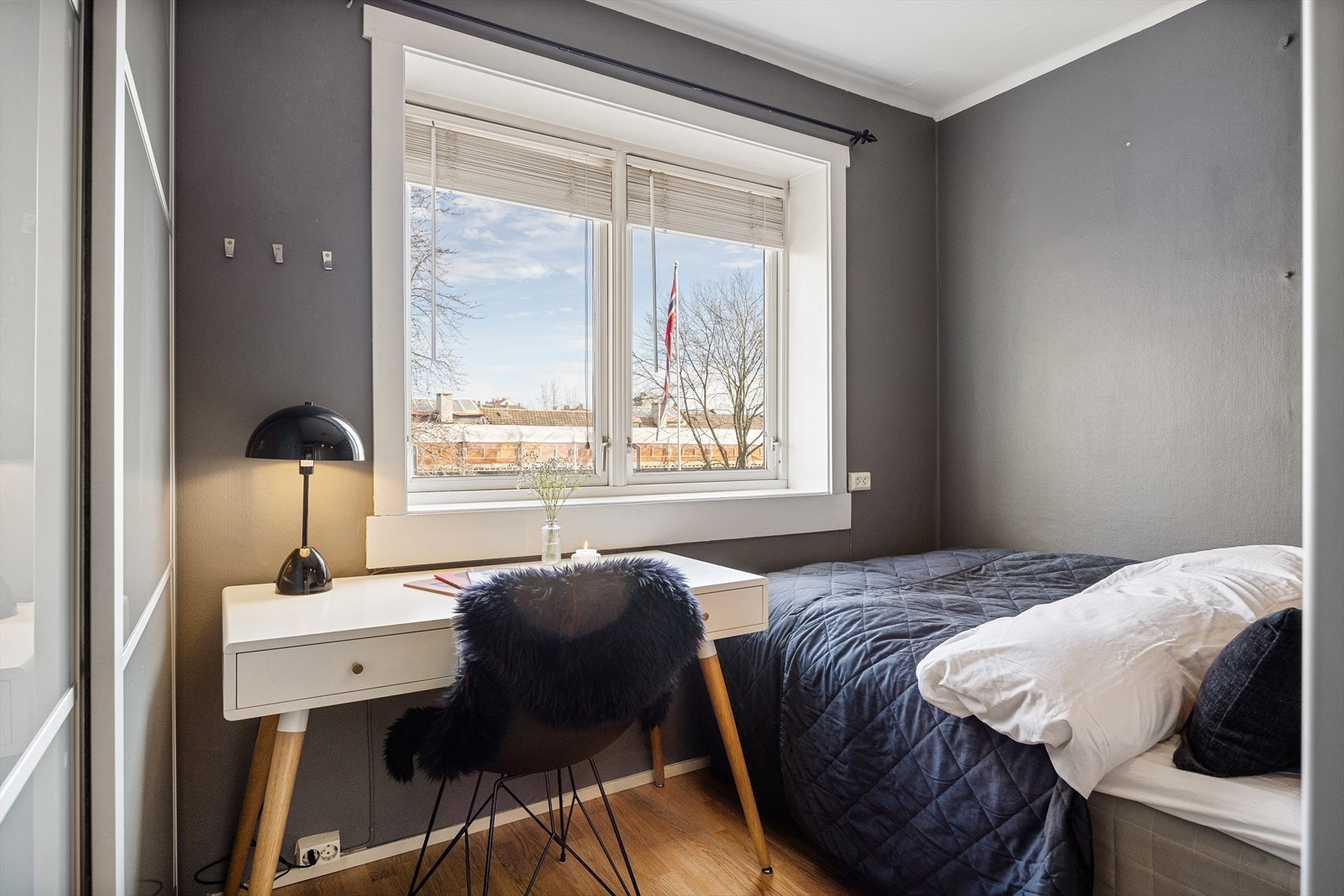 Soverommet er romslig og har plass til både seng og øvrige møbler. Galleribilde