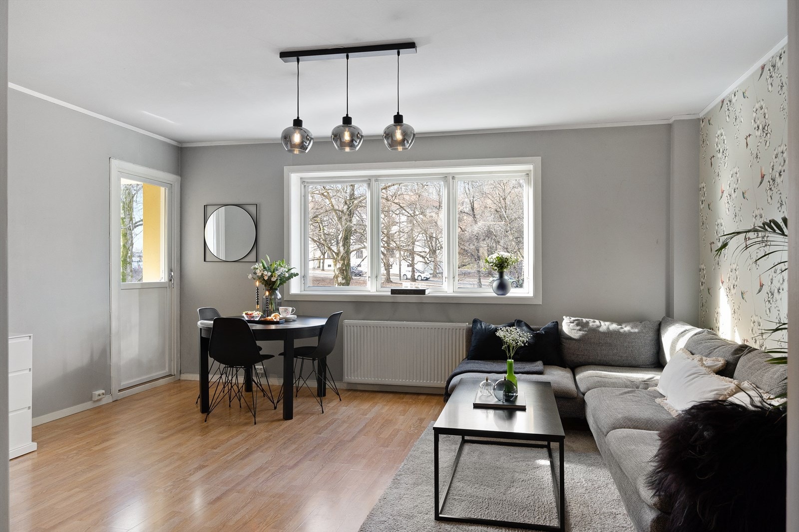 Planløsningen åpner opp for flere møbleringsmuligheter med god plass til sofagruppe, TV-møbler og spisebord med tilhørende stoler. Galleribilde