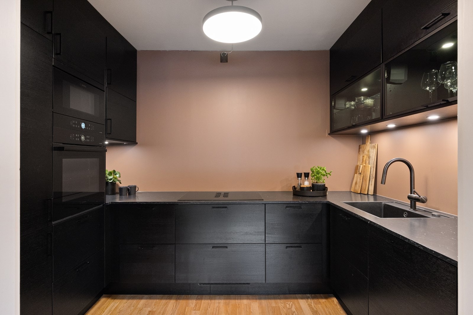 Moderne Epoq-kjøkken fra desember 2020 med god skap- og benkeplass. Galleribilde