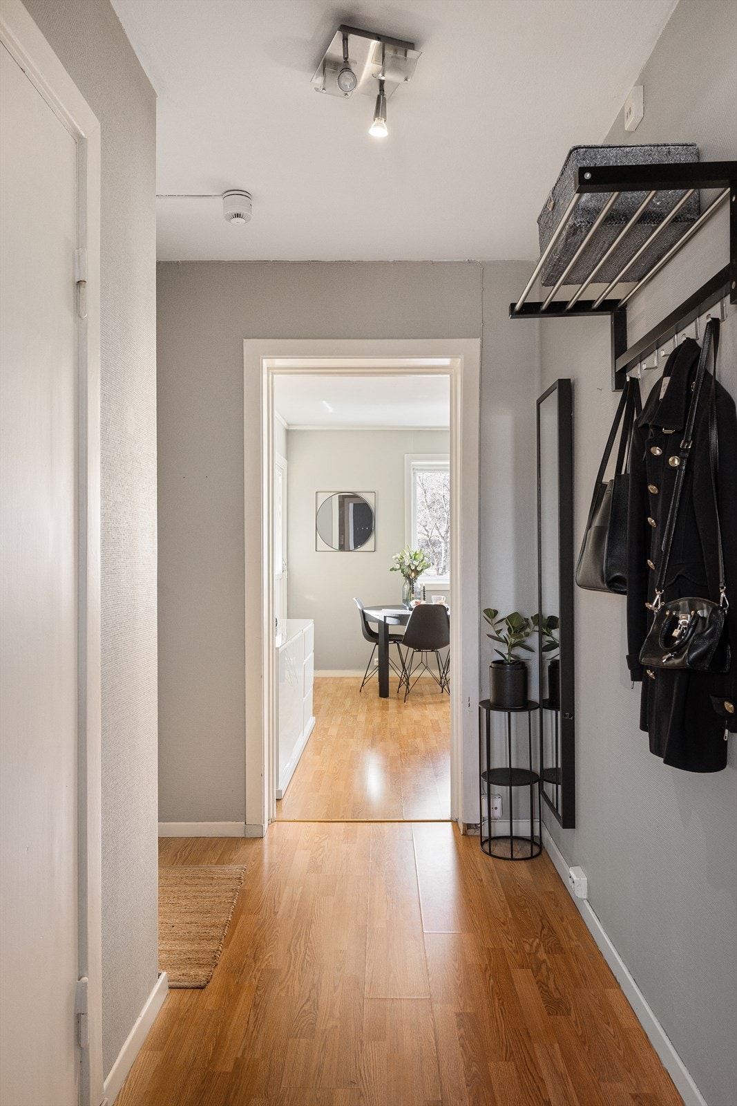 Leiligheten har en innbydende entré som gir et umiddelbart godt førsteinntrykk. Her er det praktisk plass til å henge yttertøy på knaggrekke og oppbevare sko i et skoskap eller på en hylle. Galleribilde