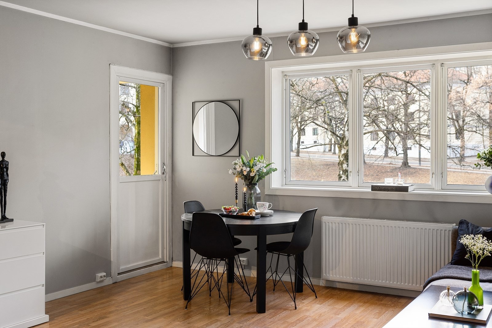 Fra stuen er det utgang til balkong. Galleribilde