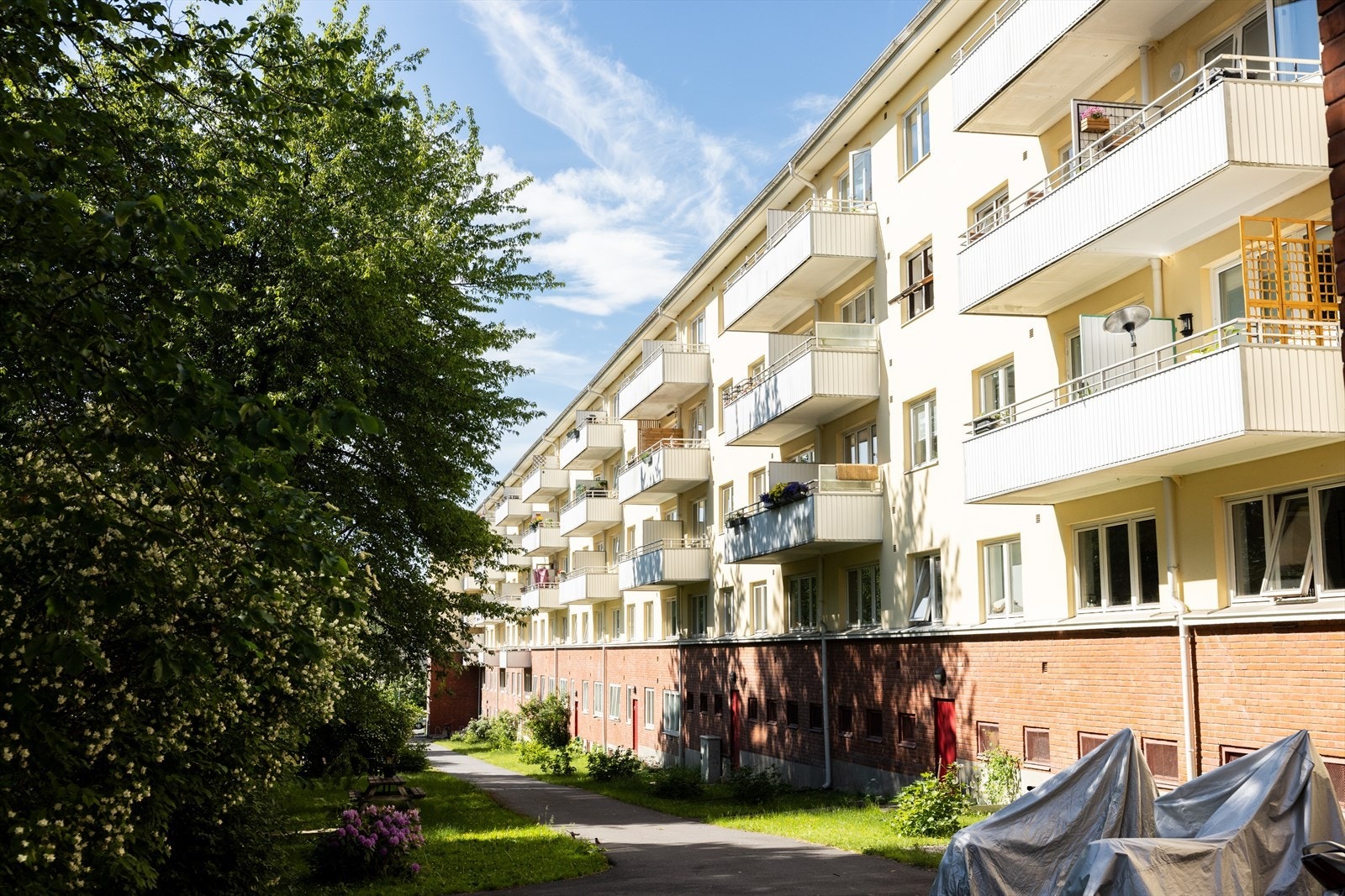 Borettslaget byr på vakre, grønne uteområder som skaper en rolig og trivelig atmosfære. Galleribilde