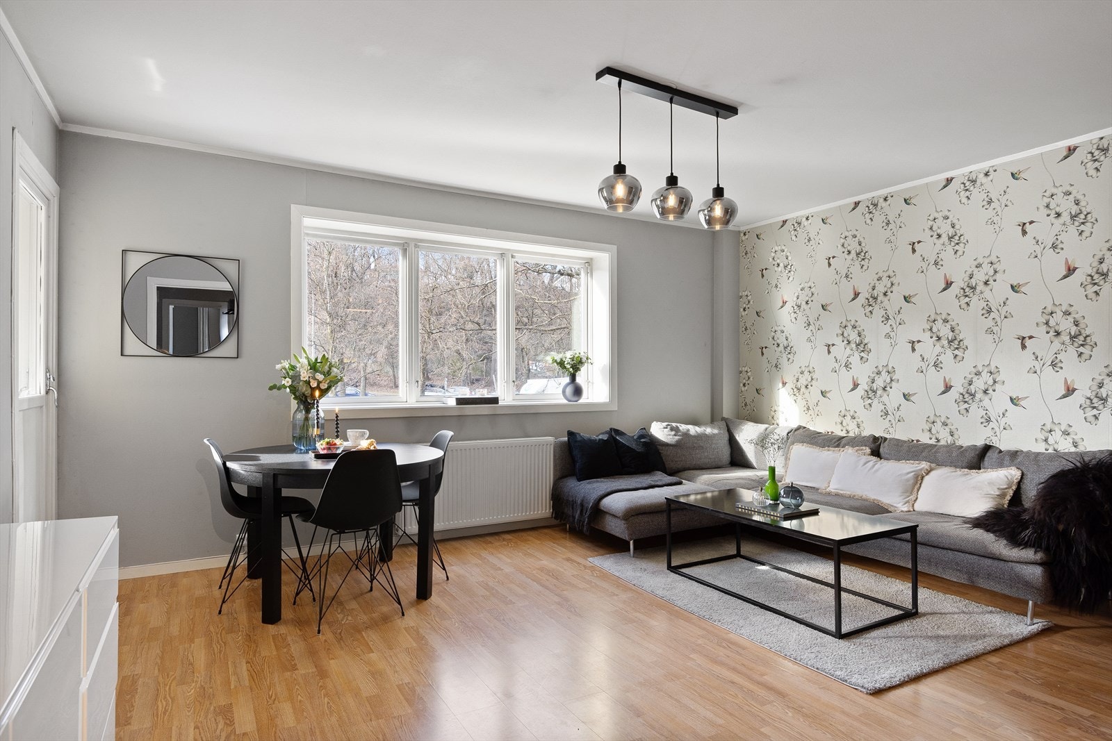 Stuen er lys og luftig med store vindusflater som sørger for rikelig med innslipp av naturlig lys. Galleribilde