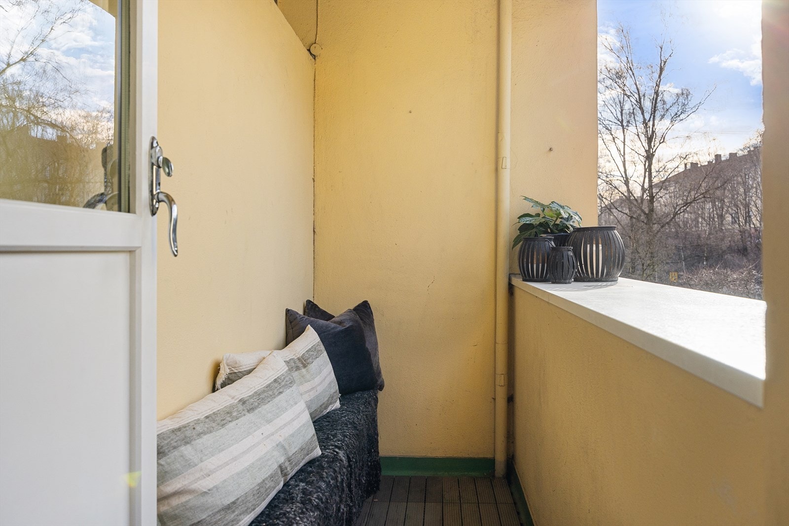 Fra stuen har du utgang til en koselig, vestvendt balkong på ca. 3 kvm, perfekt for avslapning. Galleribilde