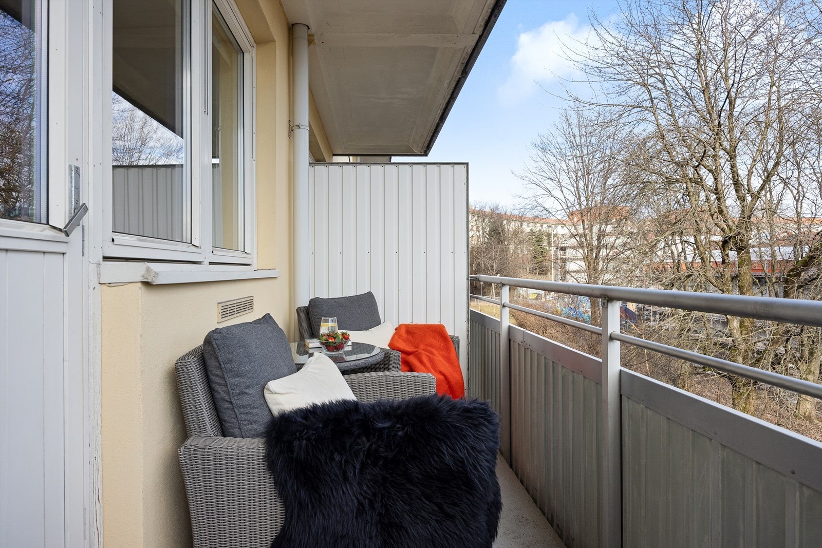 Skap din egen uteoase med utemøbler, beplantning og en gassgrill. Galleribilde