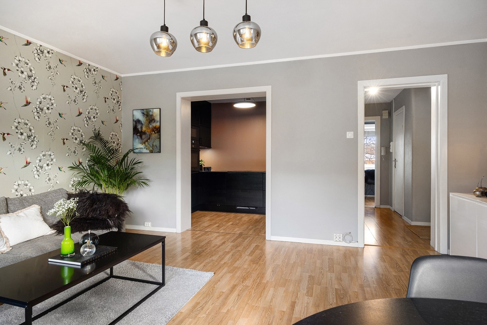 Gulvet er belagt med laminat, og overflatene er malt i lyse fargetoner. Et perfekt utgangspunkt for å innrede med egne møbler og gjenstander for å skape ditt drømmehjem. Galleribilde