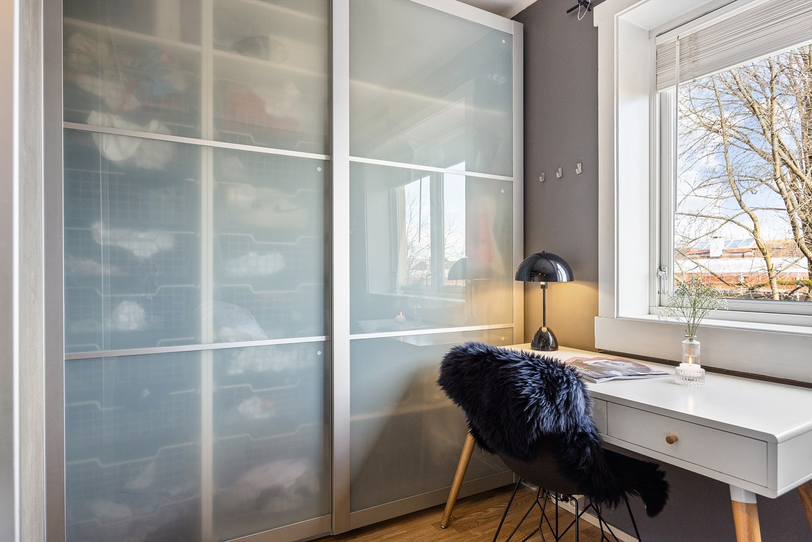 I tillegg byr rommet på gode oppbevaringsmuligheter i skyvedørssgarderobe. Galleribilde