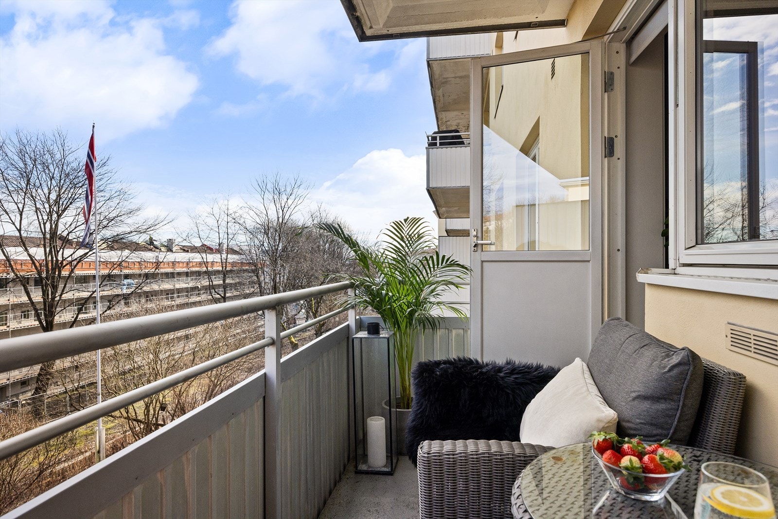 Leiligheten har to balkonger, og denne østvendte balkongen på ca. 4 kvm har adkomst fra hovedsoverommet. Her kan du starte dagen med en kopp kaffe i rolige og hyggelige omgivelser. Galleribilde