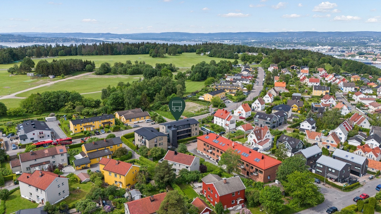 Ekebergsletta og bussholdeplassen ligger kun få meter unna. Sentrum er heller ikke langt unna, og fra eiendommen kan man gå eller sykle ned til sentrum Galleribilde