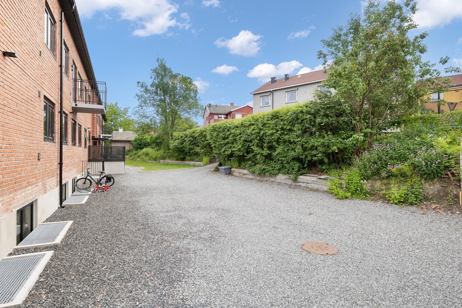 Det vil medfølge 1 biloppstillingsplass i felles bakgård (plassen vil bli opparbeidet av selger i løpet av våren) Galleribilde