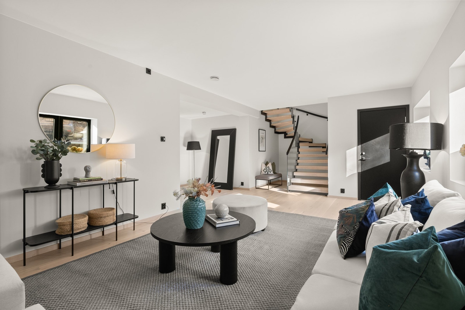 Romslig kjellerstue med 1-stavs parkett med gulvvarme Galleribilde