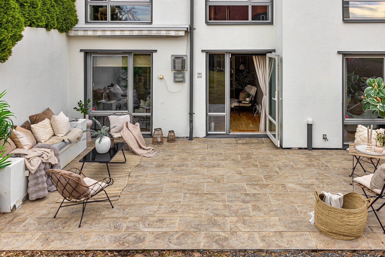 Terrassen har elektrisk drevet markise og uttak for gass Galleribilde