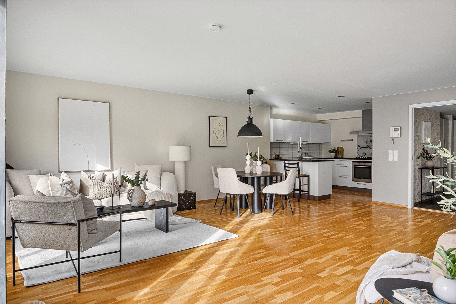 Åpen stue- og kjøkkenløsning gir en god og sosial romfølelse. Galleribilde