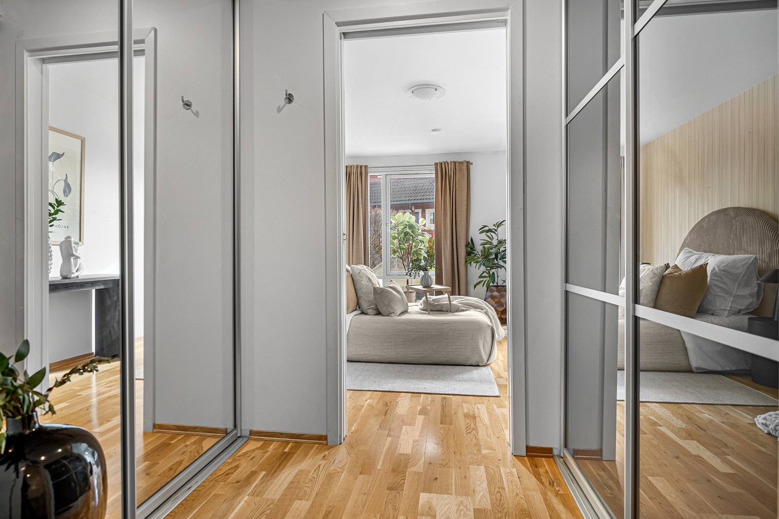 Walk-in med skyvedørsgarderober i tilknytning til hovedsoverom. Galleribilde