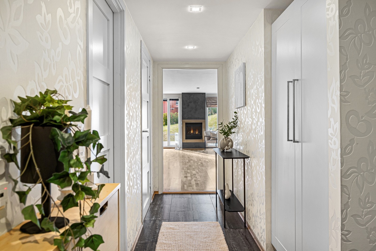 Entrè med garderobeskap. Galleribilde