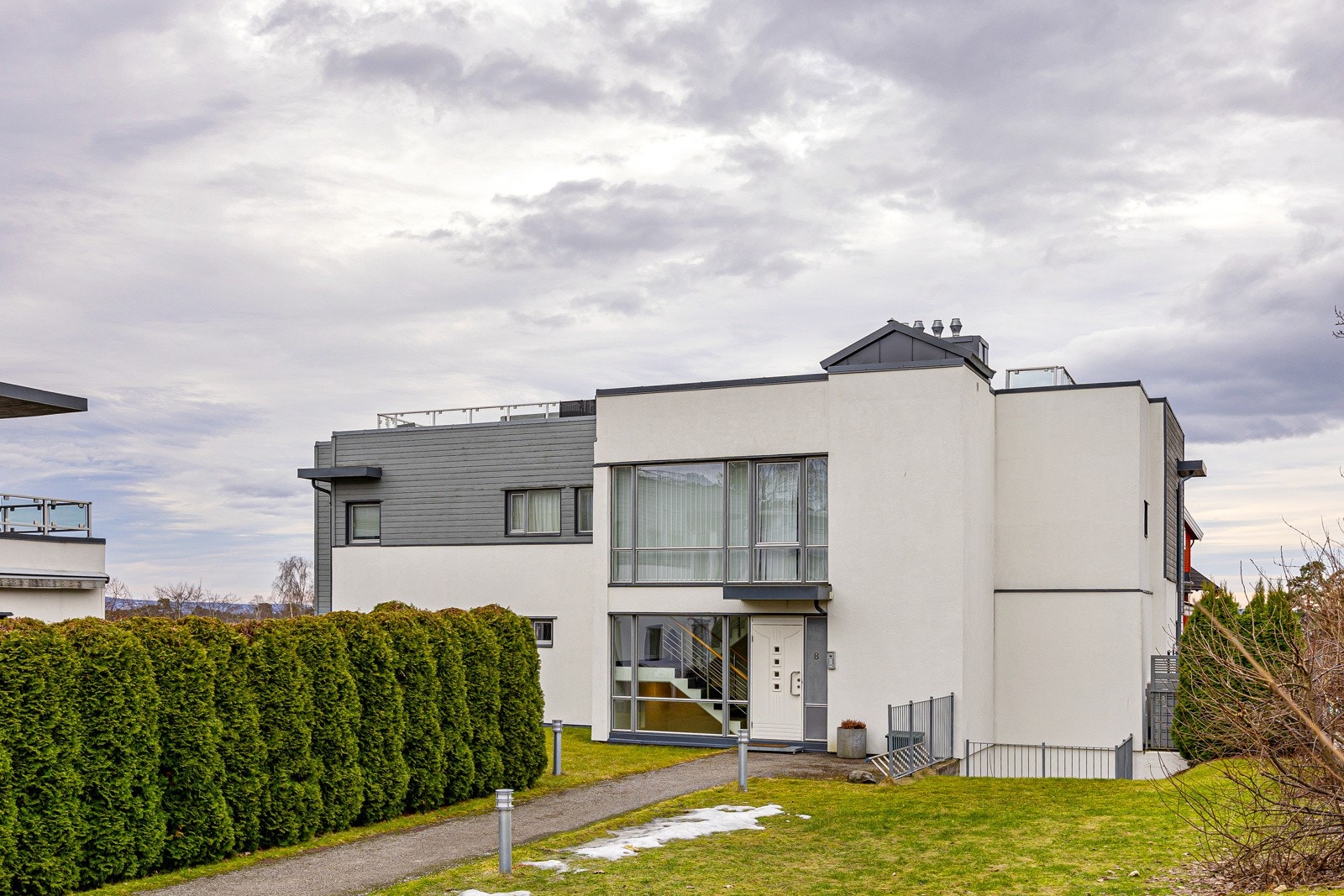 Sameiet består av 10 seksjoner fordelt på 2 bygninger. Galleribilde