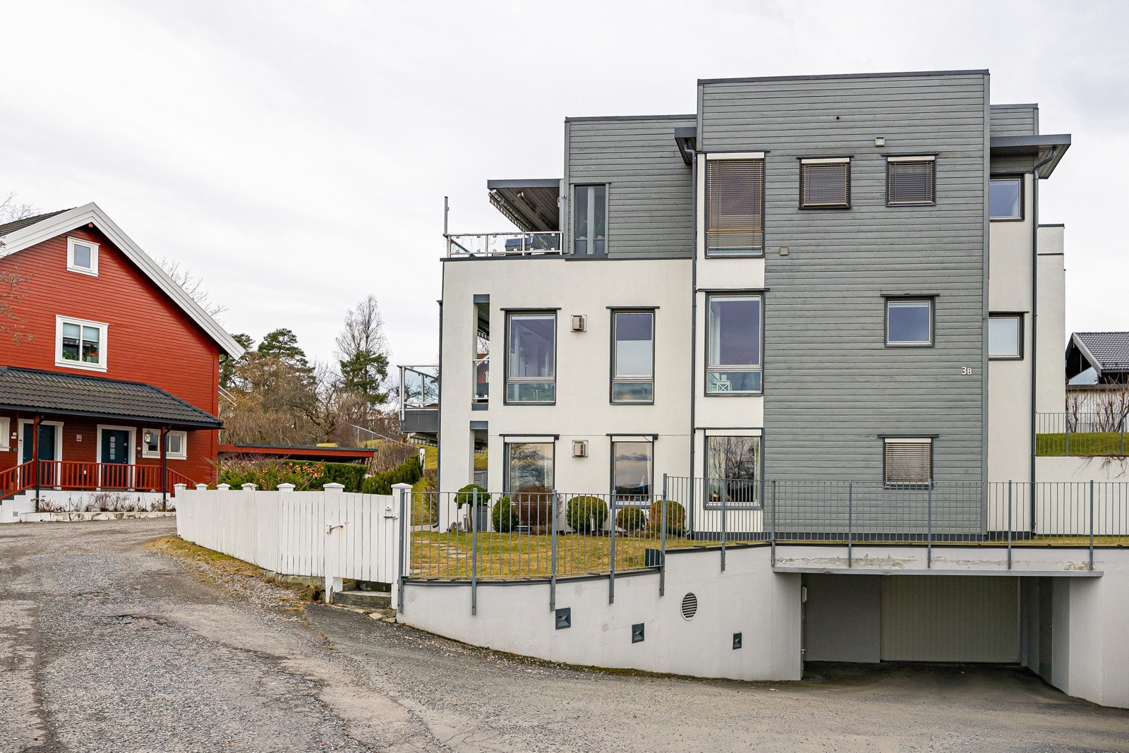 Asfaltert adkomst med varmekabler til garasjen og heis til ønsket etasje. Galleribilde