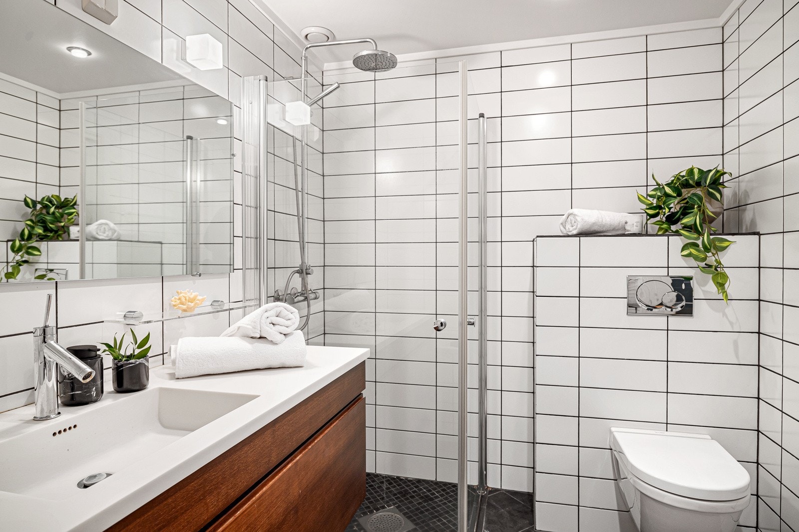 Badet er fullt utstyrt med både dusj og badekar. Galleribilde