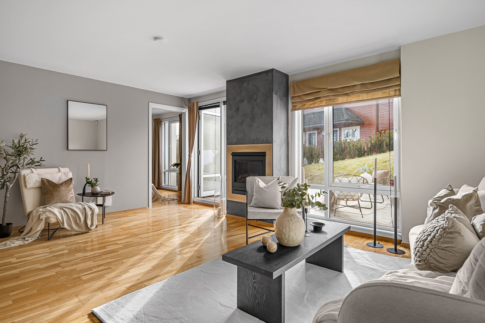 Vinduer "fra gulv til tak" sørger for godt med lysinnslipp Galleribilde